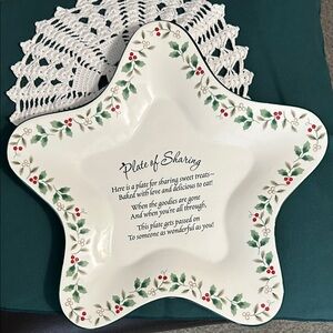 Pfaltzgraff Winterberry Star Plate